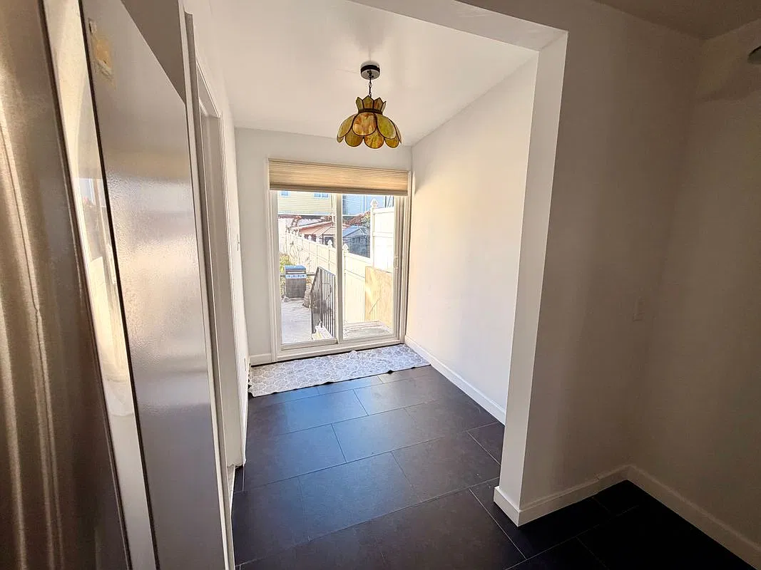 4 bed, 1.0 bath, 1437 sqft, $2,950 — Photo 4