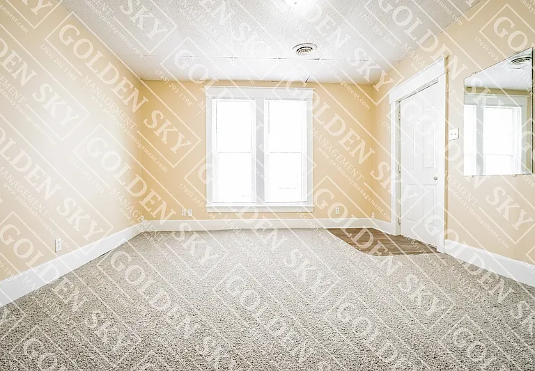 907 S Beacon St — Photo 2