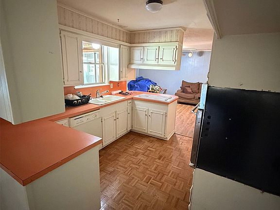 5th image of 8012 Chapin Rd