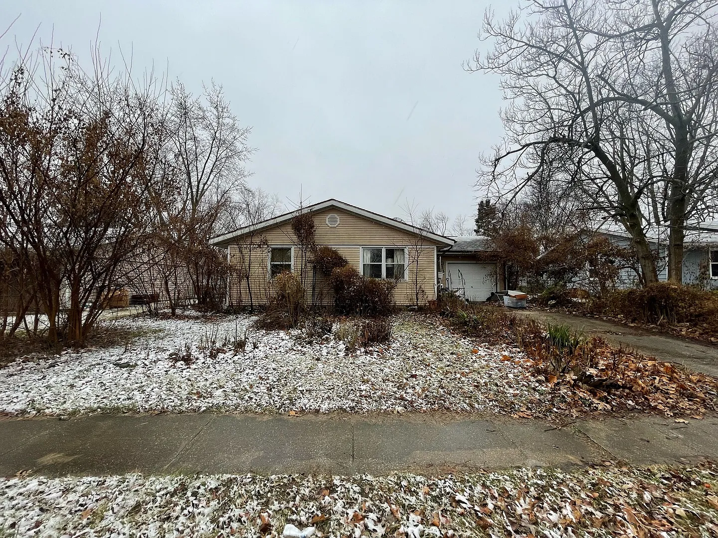 3107 W John St photo 1