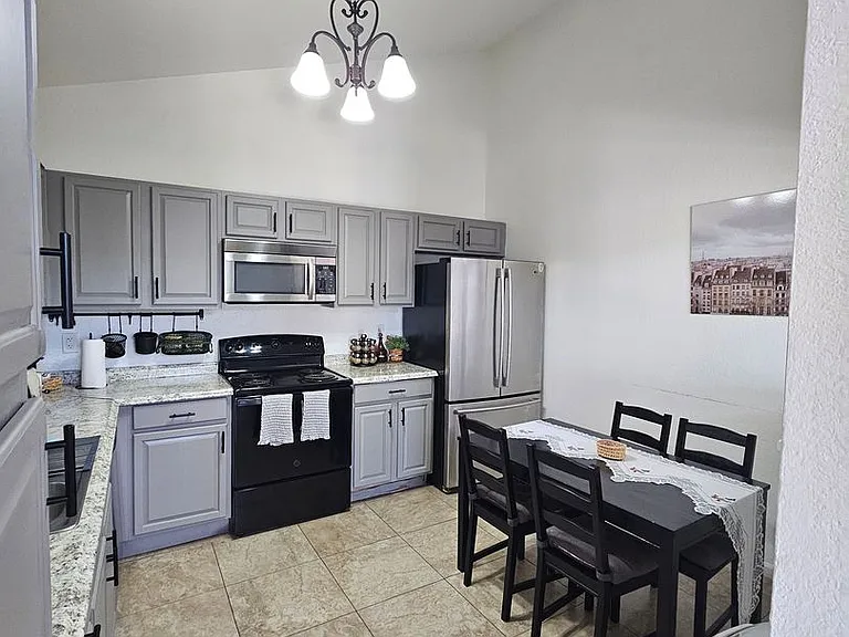 712 N Santa Barbara #1 — Photo 4