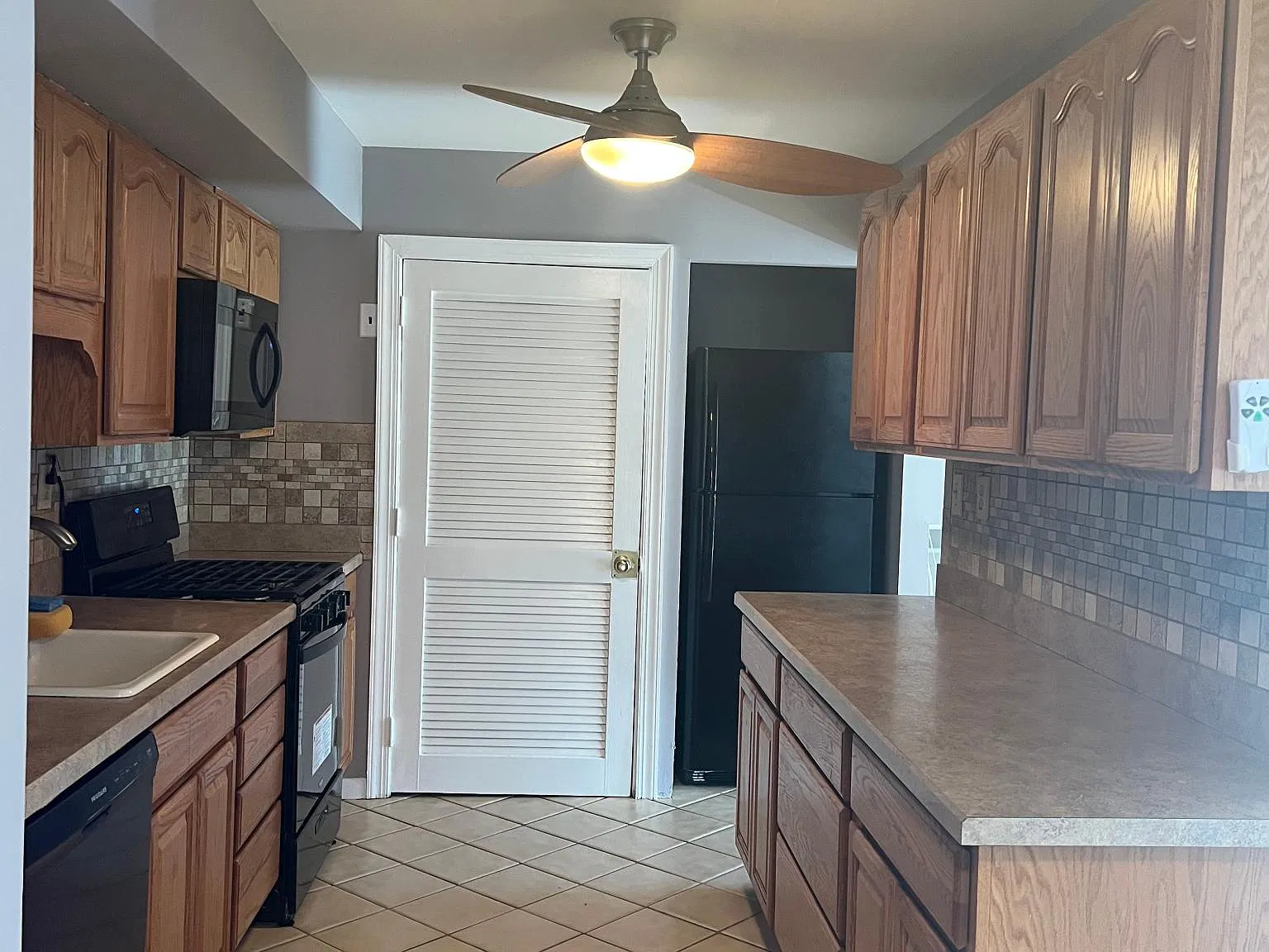 3 bed, 1034 sqft, $2,450 — Photo 2