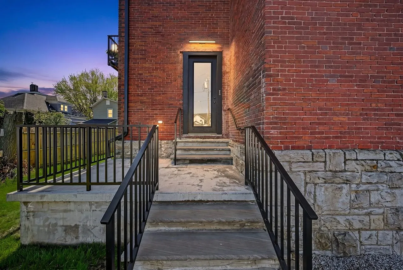 2 bed, 800 sqft, $1,990 — Photo 2