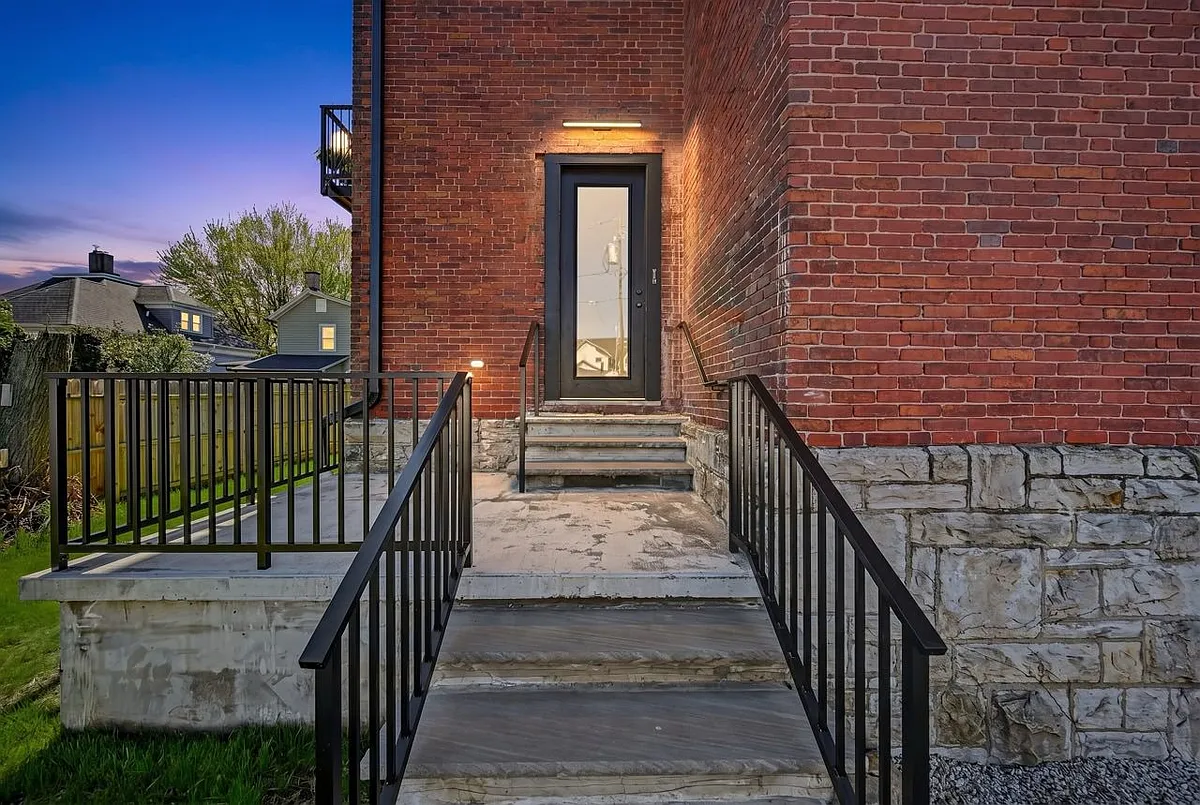 Building Photo - 633 Main St #202