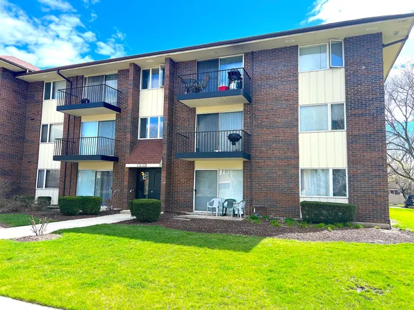 5S100 Pebblewood Ln APT E1, Naperville, IL 60563
