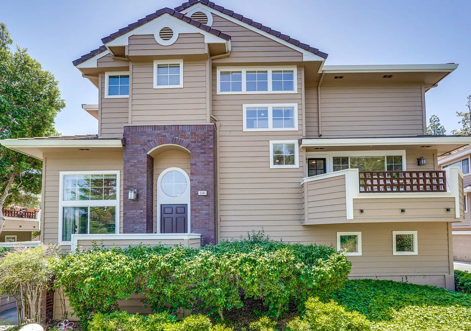 Excellent And Spacious Home - 3br 2.5 Ba - This Is A Must See — Photo 1
