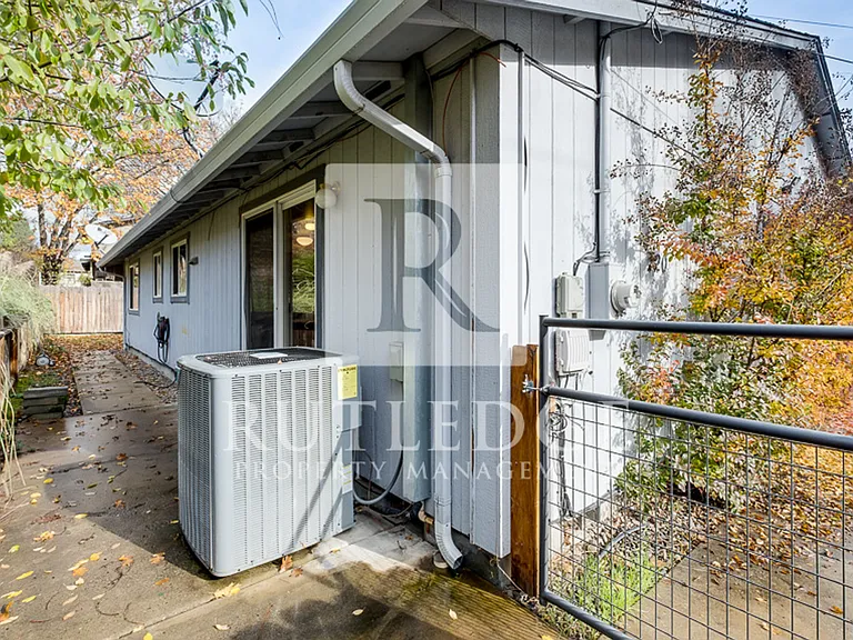 120 Mallory Ln — Photo 6