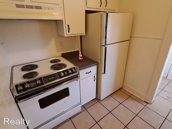 3rd image of 833 Parker St APT B