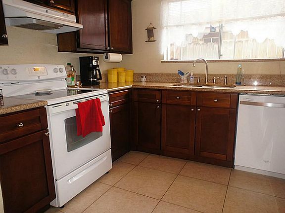 3rd image of 6914 La Violetta Dr