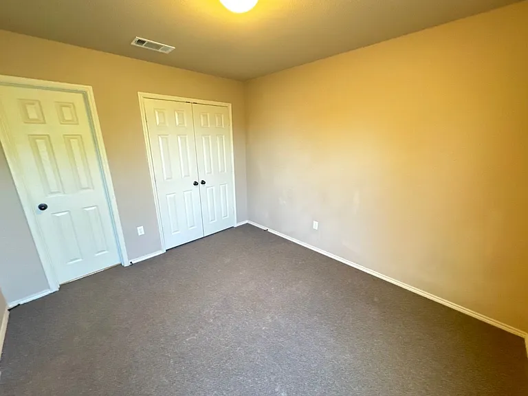 2725 Lovers Ln — Photo 21