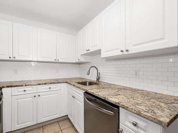5th image of 20 Whippoorwill Rd E APT 2B
