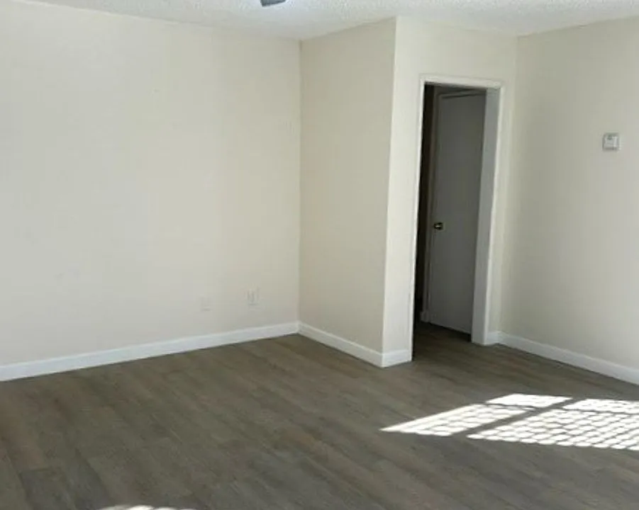 626 W 78th St #2A