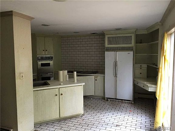5th image of 34 Village Hill Dr