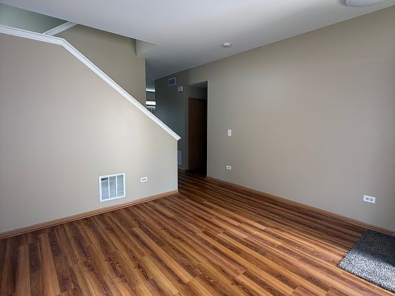 4th image of 401 Waubonsee Dr
