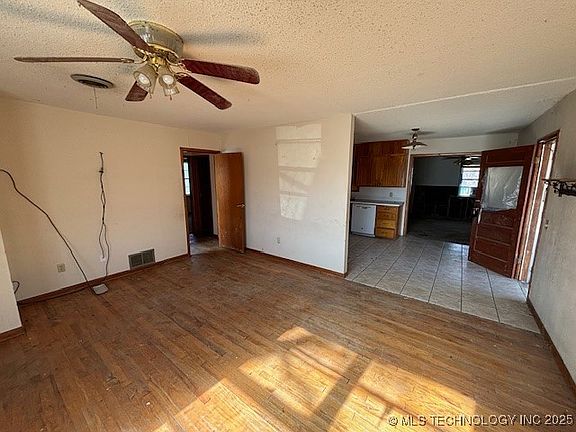 4th image of 821 Raymond Ave