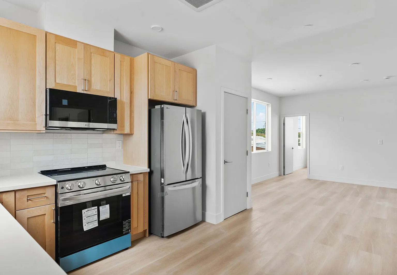 3 bed, 3.0 bath, 922 sqft, $3,600 — Photo 4