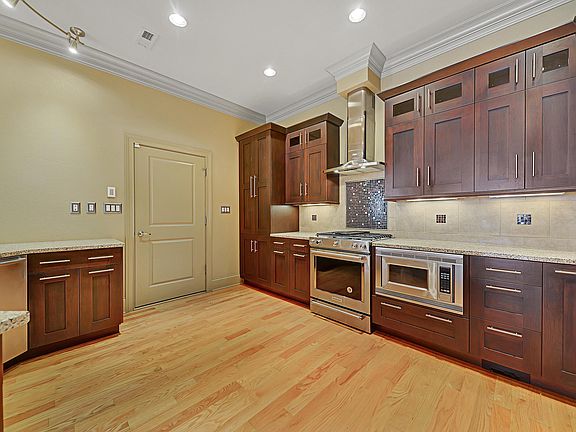 5th image of 10304 Wellington Chase Ln