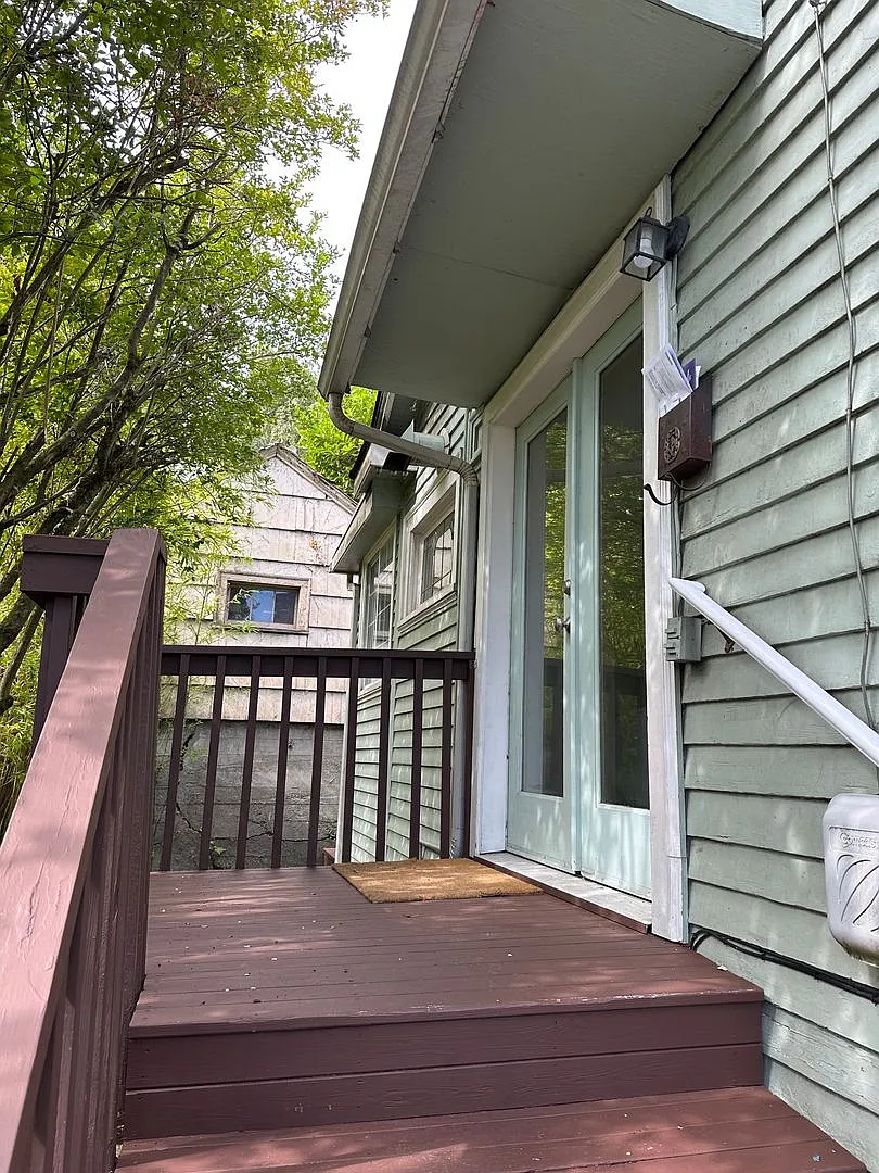 Nice 6 bed/2baths-2 kitchens and 2 set washer/dryer house for rent. — Photo 3