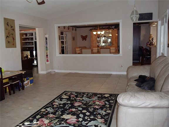 5th image of 163 NW 39th Way