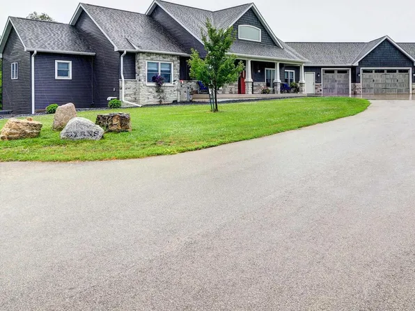 698 S 32nd St, Clinton, IA 52732