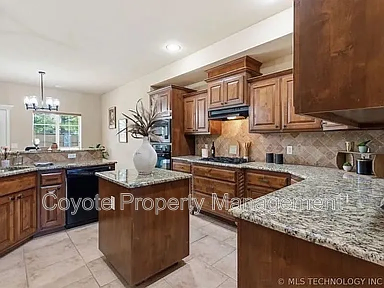2809 N Fern Ave — Photo 7