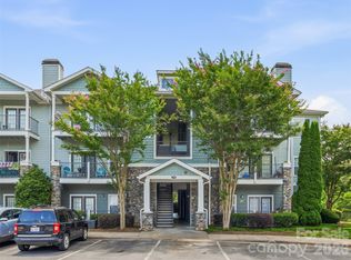 200 Vista Lake Dr APT 301, Candler, NC 28715