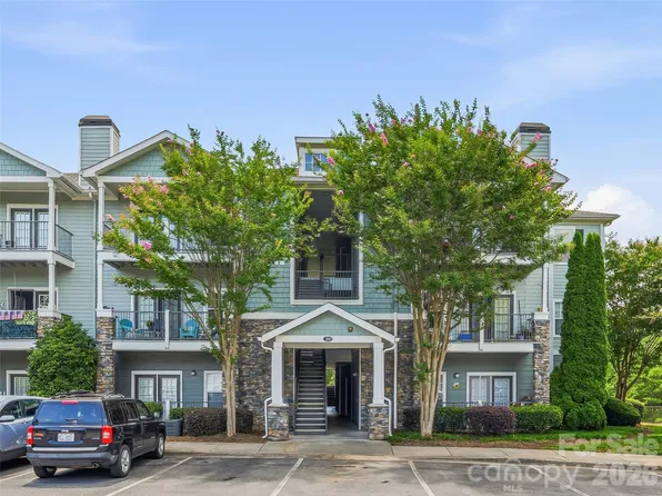 200 Vista Lake Dr APT 301, Candler, NC 28715
