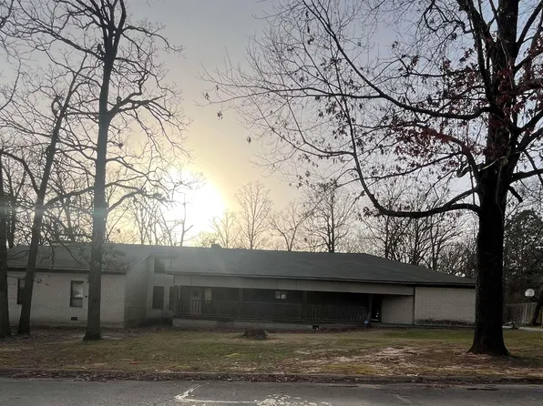 104 N Circle Dr, Hope, AR 71801