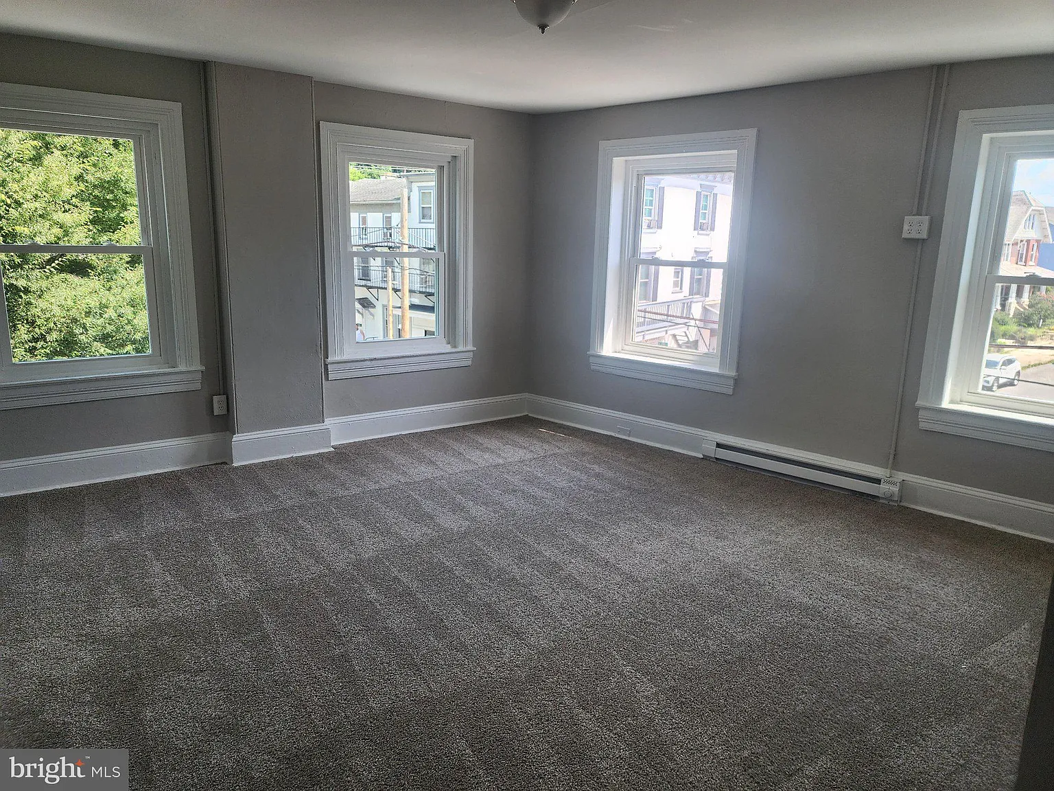 3 bed, 1.0 bath, 700 sqft, $1,550 — Photo 2