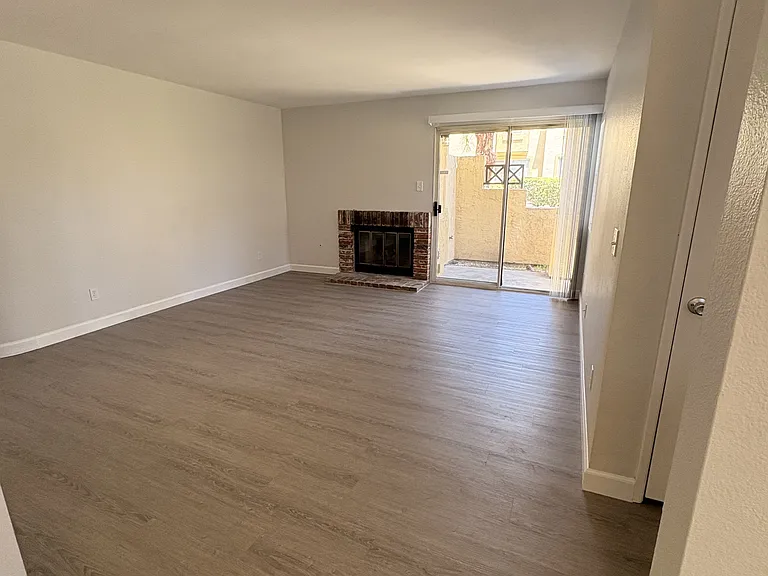 2079 Lakeridge Cir #104 — Photo 4