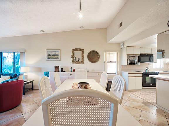 2nd image of 4015 Catalina Dr