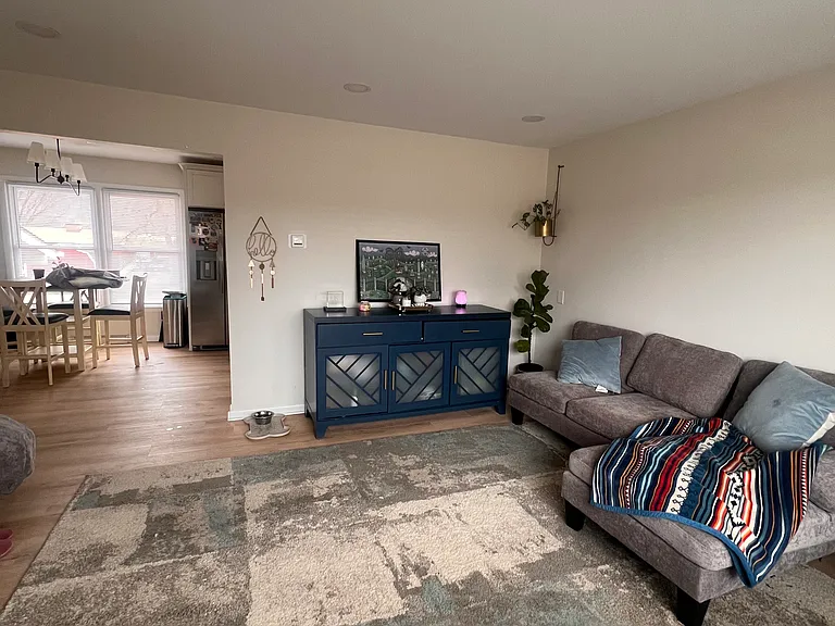 96 Featherstone Dr — Photo 4