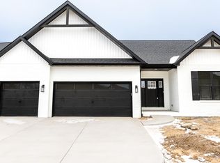 704 Daniel Dr, Mascoutah, IL 62258