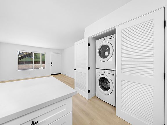 4th image of 131 Diana St #2
