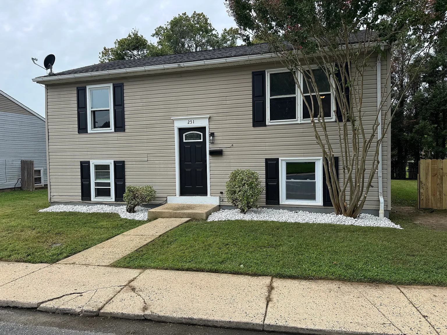 4 bed, 884 sqft, $2,475 — Photo 1