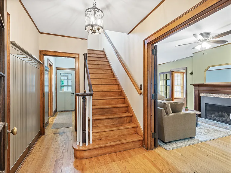 1105 Barnes St — Photo 2