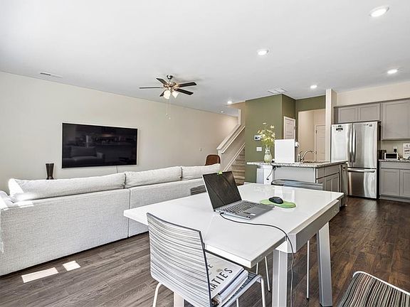 3rd image of 1180 Cades Walk