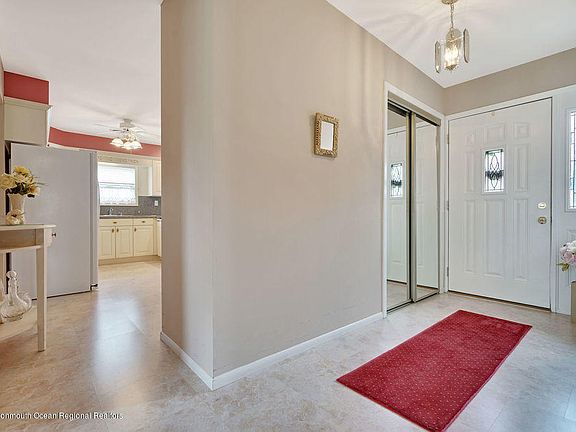 4th image of 10 Ravenna Ct
