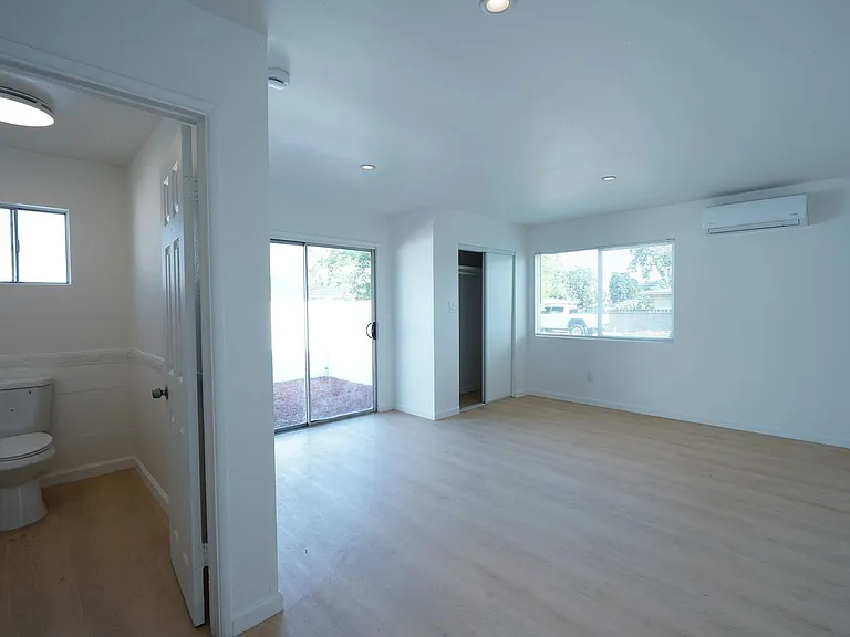 1443 N Riverside Ave — Photo 26
