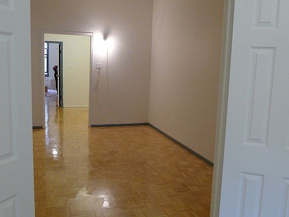 2nd image of 219 Nassau Ave APT 1L
