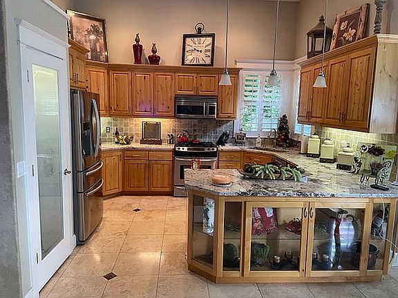 Kitchen w/ granite, oak