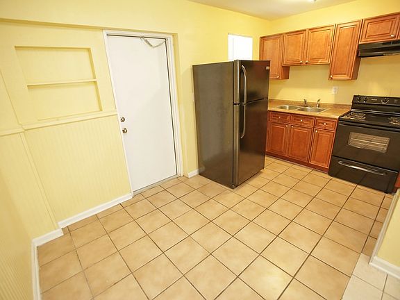 3rd image of 5291 NE 10th Ave