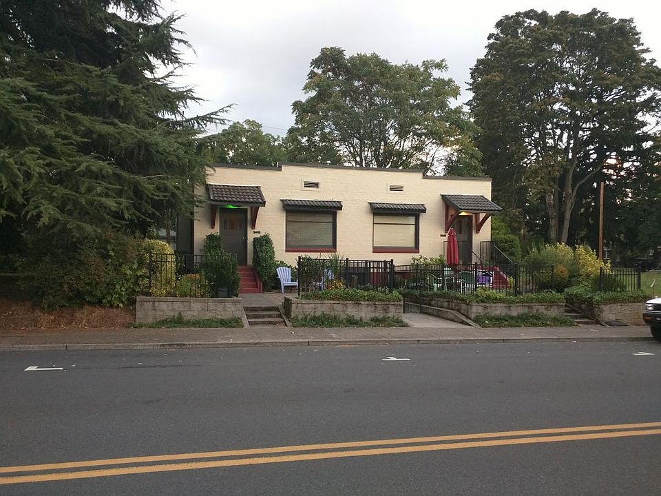 The right side of the duplex is for rent. Access to the basement is from the front center.