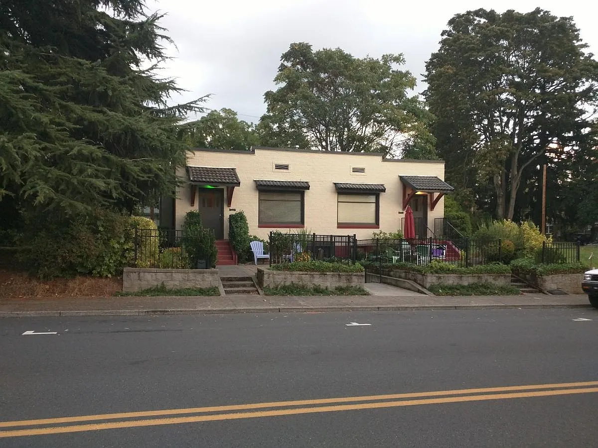 1907 Broadway St photo 1