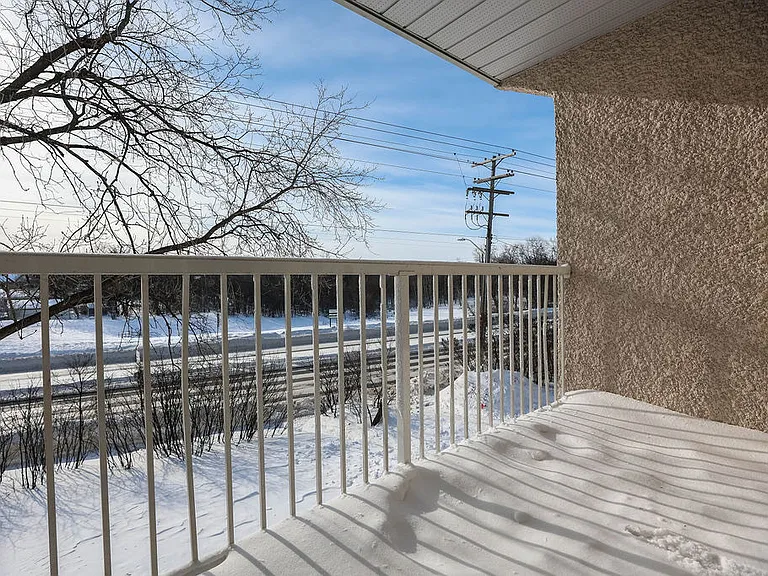 6105 Roblin Blvd — Photo 16