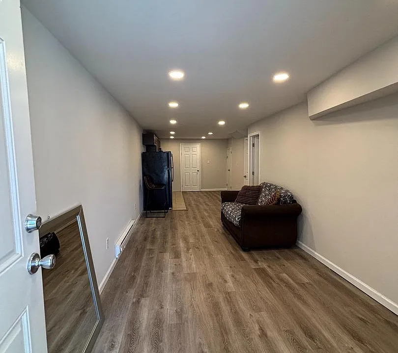 565 Van Kirk St #BASEMENT
