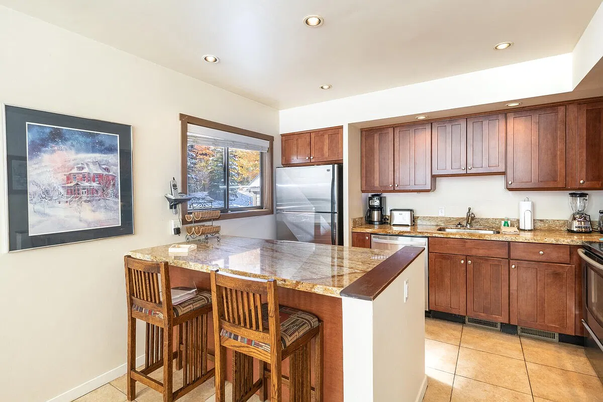 4 bed, 1566 sqft, $4,600 — Photo 3