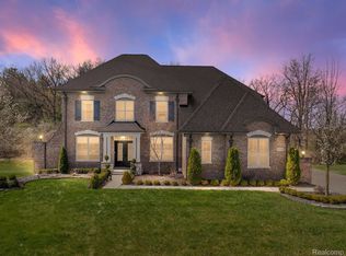 10748 Stoney Point Dr, South Lyon, MI
