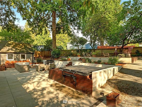 3rd image of 11738 Bartlett Ave NE