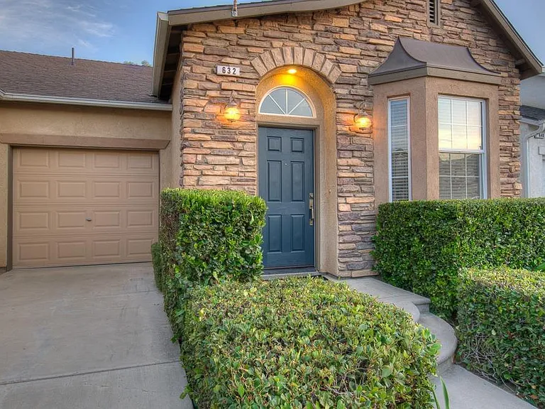 632 W Fontaine Ln — Photo 2